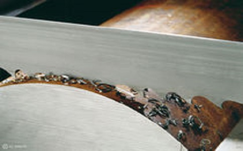 丰都带锯床线速度设定过高，为什么会导致带锯条齿尖发热加速锯条的磨损？